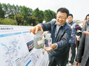 昨日，深圳市人大代表視察觀瀾河、龍崗河、坪山河流域污染整治情況。工作人員展示分別取自龍華污水處理廠進水口和清湖濕地出水口的觀瀾河水